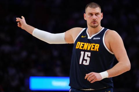 Solo fue un susto: Nikola Jokic se lesiona, pero no fue de gravedad