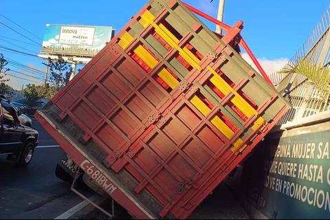 Cami&oacute;n empotrado en ruta Interamericana complica el tr&aacute;nsito