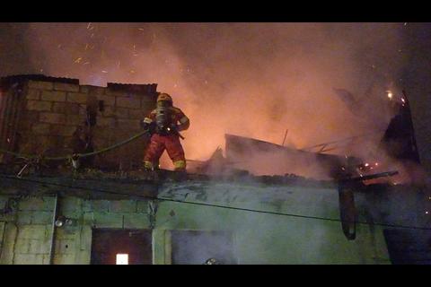 Las impresionantes im&aacute;genes de un incendio en una vivienda en la zona 1 (video)