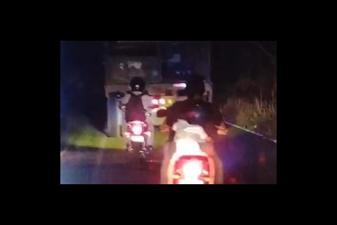 Imprudencia de conductor que lleva a un ni&ntilde;o queda grabada (video)