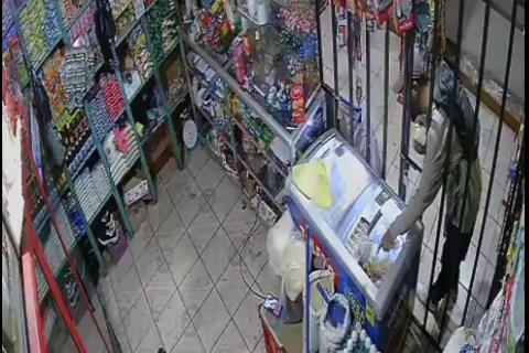 Hombres entran a una tienda, se roban varios productos y huyen (video)