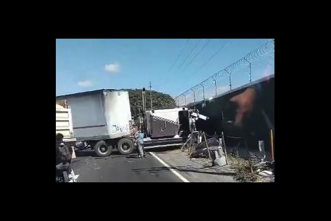 Tr&aacute;iler sin frenos se empotra en una empresa en la ruta al Pac&iacute;fico (video)