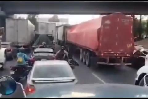 Conductores chocan en pleno tr&aacute;nsito del Perif&eacute;rico (video)