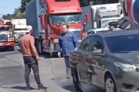 Pilotos protagonizan pelea sobre avenida Petapa 