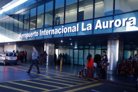 Atraso de vuelo no impide baile en aeropuerto La Aurora (video)  