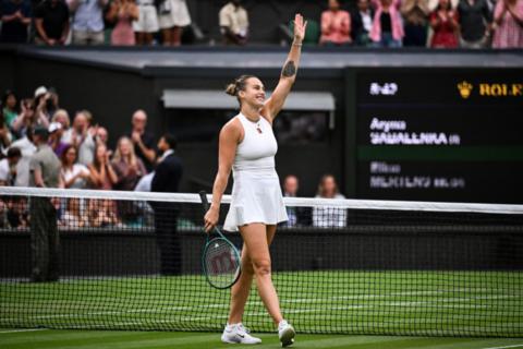 Sabalenka continúa con su travesía hacia su primer título de Wimbledon