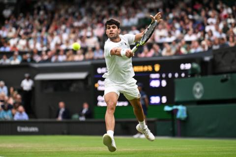 Alcaraz vuelve a ceder un set, pero se mete en cuartos de Wimbledon