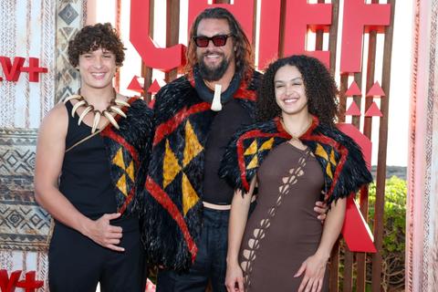 La familia Momoa rinde tributo a Hawái en la alfombra roja de 'Chief of war'