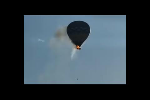 El canasto del globo cay&oacute; al vac&iacute;o dejando 8 fallecidos. (Foto: Captura de video)