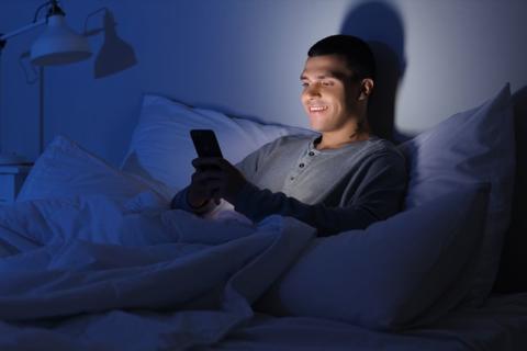 El uso del dispositivo m&oacute;vil podr&iacute;a quitarte el sue&ntilde;o y la salud