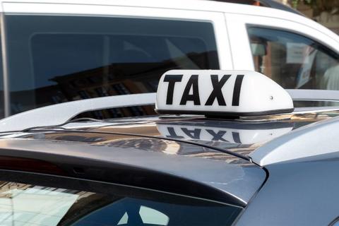 &iexcl;Toma nota! Este es el tr&aacute;mite que taxistas deben realizar