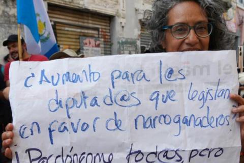 El curioso cartel que se vio en la protesta contra el aumento para los diputados