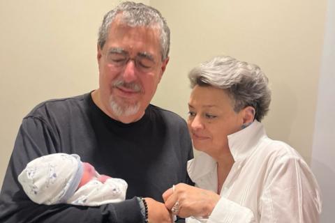 Bernardo Ar&eacute;valo comparte con alegr&iacute;a el nacimiento de su nuevo nieto