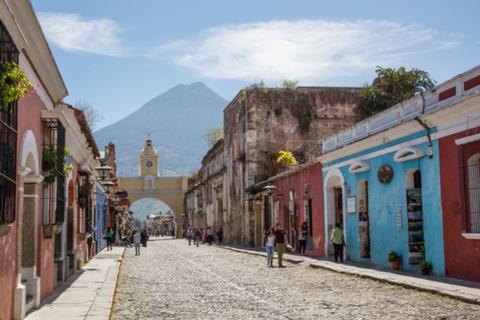 ¿Qué significan los colores sobre las calles de la Antigua Guatemala?