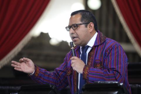 Diputado oficialista arremete contra Bequer Chocooj durante sesión del Congreso