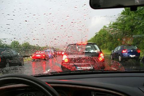 Las partes de tu auto que debes revisar antes de manejar bajo la lluvia