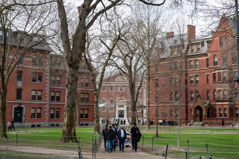 Trump defiende el veto de estudiantes extranjeros en Harvard