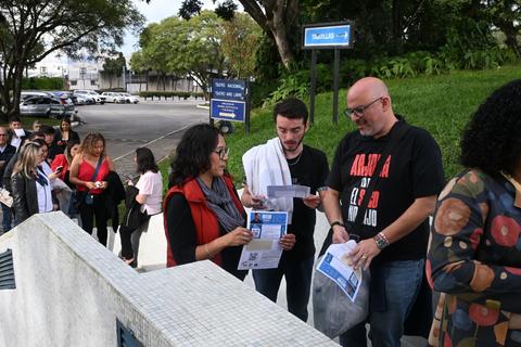 Fanáticos llegan al tercer día de la Residencia de Ricardo Arjona
