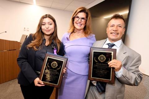 EEUU: Familia guatemalteca recibe premio por salvar vida de mujer