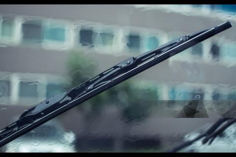 El simple mantenimiento que puede salvarte la vida en plena lluvia