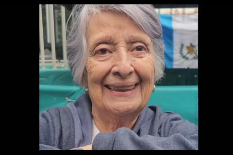 Pasión guatemalteca: Mujer de 79 años acampa por un boleto 