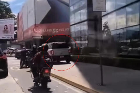 Sanciona a vehículo que circulaba en zona de uso peatonal