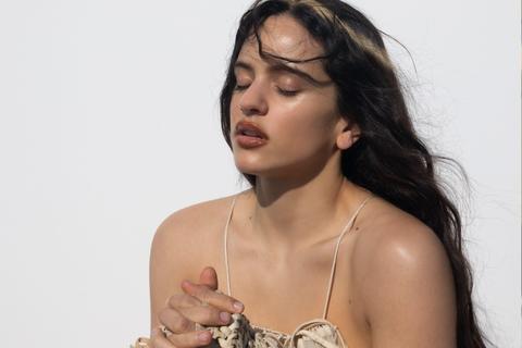 Rosal&iacute;a se eleva a la divinidad musical con 'LUX'