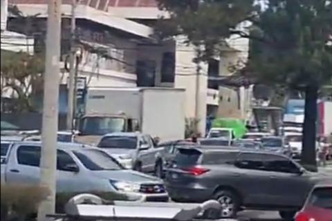 Vehículos invaden el carril del Transmetro para evitar tránsito