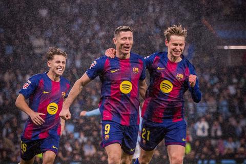 Un triplete de Lewandowski pone al Barcelona más cerca del liderato