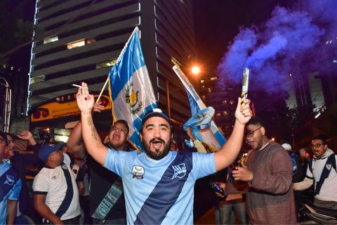Aficionados chapines alientan a la Sele con un banderazo