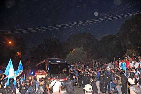 Sin incidentes y sin violencia: as&iacute; lleg&oacute; Panam&aacute; al estadio del Tr&eacute;bol