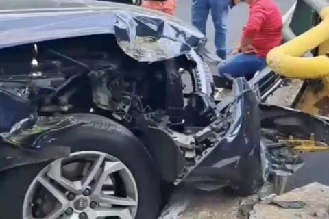Vehículo colisiona contra baranda y afecta el tránsito en bulevar Liberación, zona 13