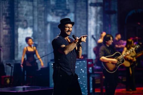 Ricardo Arjona invita a sus primeros m&uacute;sicos al escenario