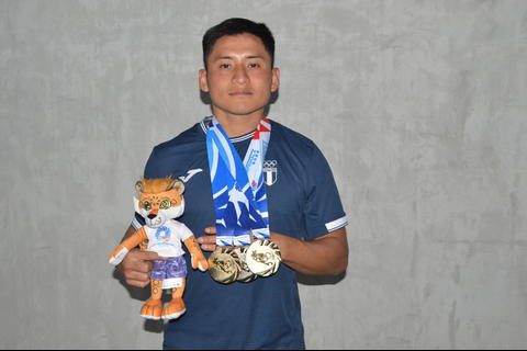 El poder de la dedicación: Henry Esquivel hace historia en el levantamiento de pesas