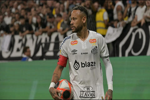 Regreso agridulce: Neymar marca, comete penal y Santos queda a un punto del descenso