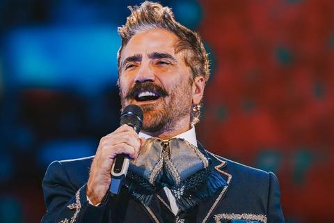 Alejandro Fernández desata polémica con su actitud en concierto