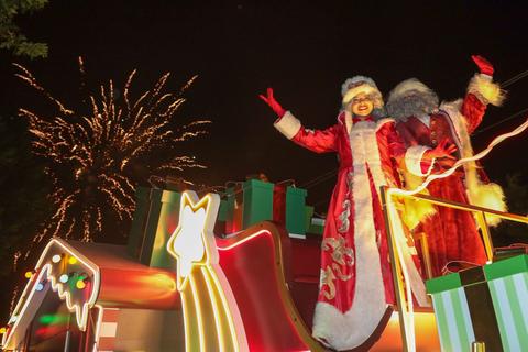 La Navidad llega a zona 17: carrozas iluminaron las calles esta noche