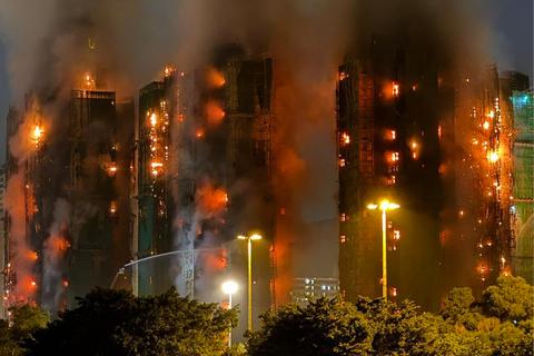 Al menos 13 personas fallecieron en un incendio en complejo residencial en Hong Kong