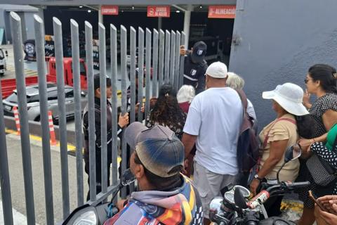 Clientes tumban rejas por 'Black Friday' en Ecuador