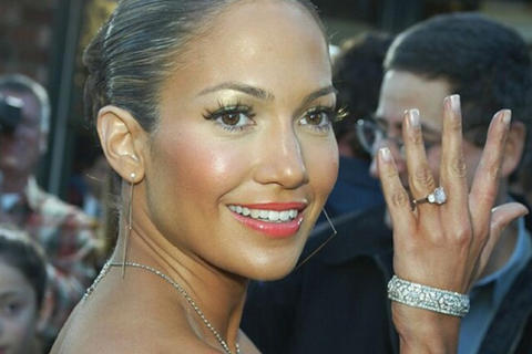 JLo se convierte en rostro de firma de anillos de compromiso