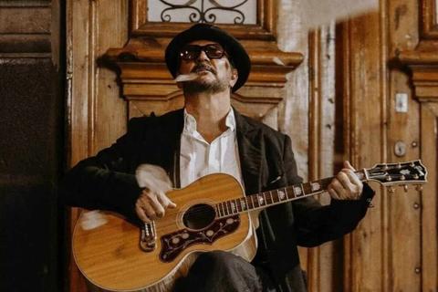 Ricardo Arjona emprende un viaje aéreo antes de la Residencia