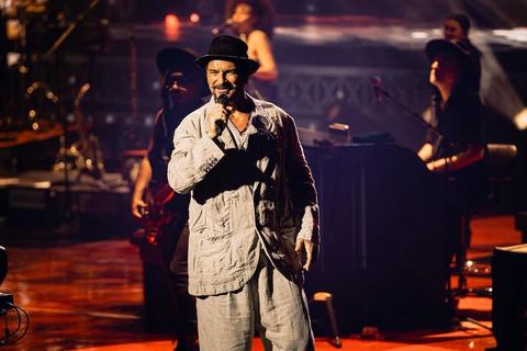 Excompañera de básquetbol visita Residencia de Ricardo Arjona