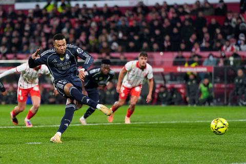 Mbappé no consigue rescatar al Real Madrid que, tras empatar, cede la cima al Barsa