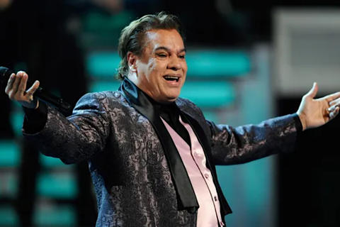 Turistas mexicanos encuentran al doble de Juan Gabriel en París 