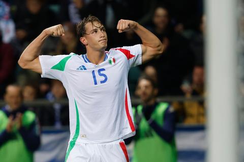 Italia gana y se aferra a evitar repechaje al Mundial