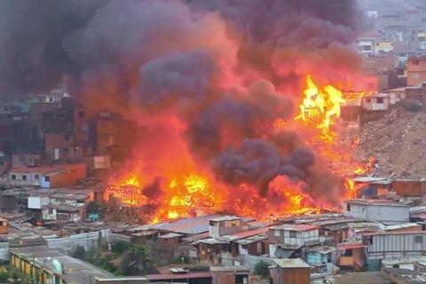Incendio prolongado afecta a varias viviendas en Lima, Perú este sábado (videos)