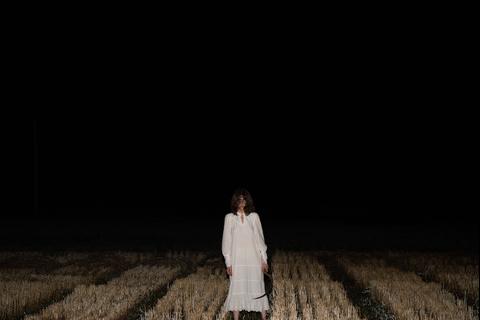 El misterio de la mujer vestida de blanco y sus apariciones en carretera