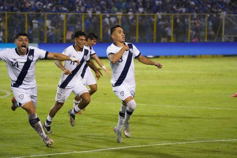 VIDEO: As&iacute; fue el golazo de &Oacute;scar Santis que devuelve la esperanza a Guatemala