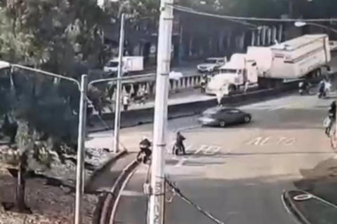 Retiran tráiler averiado en Viaducto el Amate y normalizan tránsito hacia zona 1