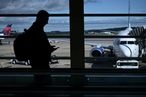 Cierre de gobierno en EE.UU retrasa vuelos y alerta sobre caos en aeropuertos